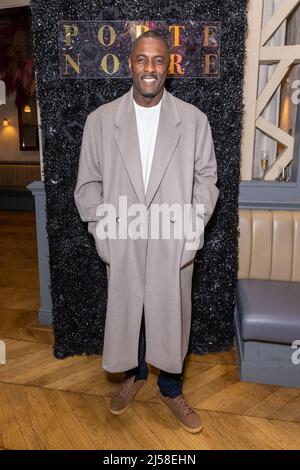 London, Großbritannien. 20. April 2022. Idris Elba veranstaltet in Mayfair einen ‘Evening with' in der französischen Brasserie Aubaine, einem Londoner Lieblingsrestaurant, um die Restaurantgruppe zu feiern, die jetzt seinen Champagner Porte Noire gießt. Die Gäste genießen eine Auswahl an Canapés: Wagyu katsu Santo, Chicken Caesar Croquette und King Prawn Vol-au-Vents und probieren fließenden Porte Noire Champagner und Rose. Elba gründete Porte Noire 2020 mit dem Weinexperten David Farber. (Foto: Phil Lewis/SOPA Images/Sipa USA) Quelle: SIPA USA/Alamy Live News Stockfoto