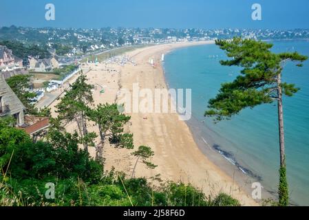 Blick auf den Strand von Saint-Cast-Le-Guildo im Sommer in Côtes d'Armor, Britanny, Frankreich Stockfoto