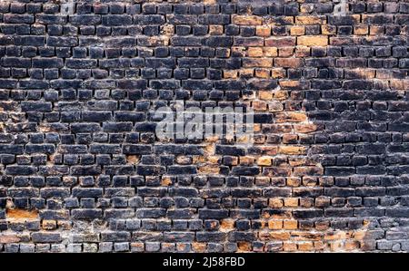 Nahaufnahme Foto von rustikalen und Retro-Stil Backstein Wand Textur Hintergrund. Altes dunkel-schwarz gebeiztes Musterdesign. Stockfoto