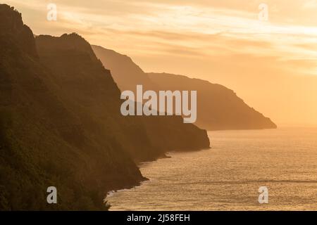 Ein nebliger Blick auf die Na Pali Küste vom Kalalu Trail im Na Pali Coast State Park auf Kauai, Hawaii. Stockfoto