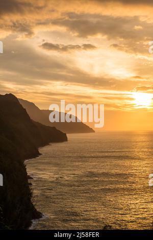 Ein nebliger Blick auf die Na Pali Küste vom Kalalu Trail im Na Pali Coast State Park auf Kauai, Hawaii. Stockfoto