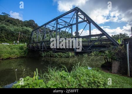 Die einspurige historische Brücke über den Hanalei-Fluss hat eine Spannweite von 113 Fuß und wurde 1912 erbaut. Es ist sowohl auf Hawaii als auch auf der National Re gelistet Stockfoto