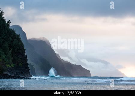 Bizare Wellenformen, die durch kollidierende ausgehende und einfallende Wellen vor der Na Pali Küste auf Kauai, Hawaii, entstehen. Stockfoto