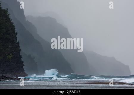 Bizare Wellenformen, die durch kollidierende ausgehende und einfallende Wellen vor der Na Pali Küste auf Kauai, Hawaii, entstehen. Stockfoto