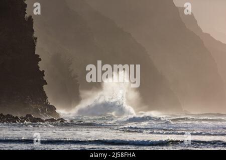 Eine Explosion von Wasser, die durch Zusammenprall von aus- und einströmenden Wellen vor der Na Pali Küste auf Kauai, Hawaii, entsteht. Stockfoto