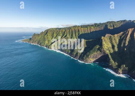 Die Wellen des Pazifischen Ozeans brechen auf den Na Pali Klippen im Na Pali Coast State Park auf Kauai, Hawaii. Der Kee Beach im Haena State Park liegt am Ka'ilio Point. Stockfoto