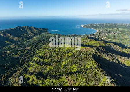 Der Pazifische Ozean und Hanalei Bay und die Stadt Hanalei mit der Stadt Princeville auf dem Punkt. Kauai, Hawaii. Stockfoto