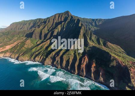 Die Wellen des Pazifischen Ozeans brechen auf den Na Pali Klippen im Na Pali Coast State Park auf Kauai, Hawaii. Stockfoto