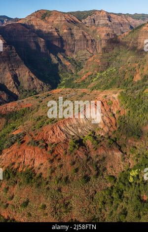 Eine Luftaufnahme des zerklüfteten Waimea Canyon, des Grand Canyon des Pazifiks, im Waimea State Park auf der Insel Kauai, Hawaii. Stockfoto