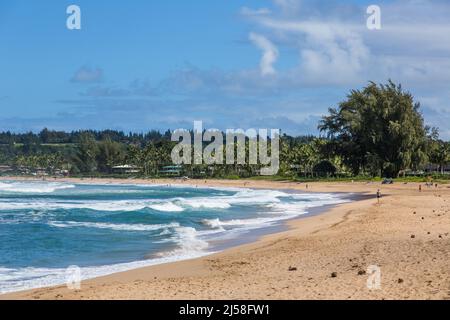 Wellen und Surfen am Hanalei Beach an der Hanalei Bay auf der Insel Kauai, Hawaii, USA. Stockfoto