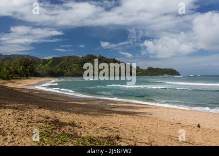 Wellen und Surfen am Hanalei Beach an der Hanalei Bay auf der Insel Kauai, Hawaii, USA. Stockfoto