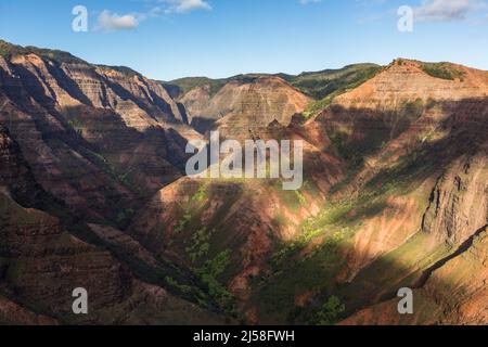 Eine Luftaufnahme des zerklüfteten Waimea Canyon, des Grand Canyon des Pazifiks, im Waimea State Park auf der Insel Kauai, Hawaii. Stockfoto