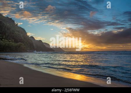 Farbenprächtiger Sonnenuntergang am Ke'e Beach und an der Na Pali Coast auf der Insel Kauai, Hawaii, USA. Stockfoto