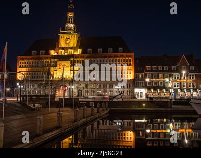 Emden, Deutschland 16. April 2022, Blick auf das Ostfriesische Staatsmuseum in Emden bei Nacht Stockfoto