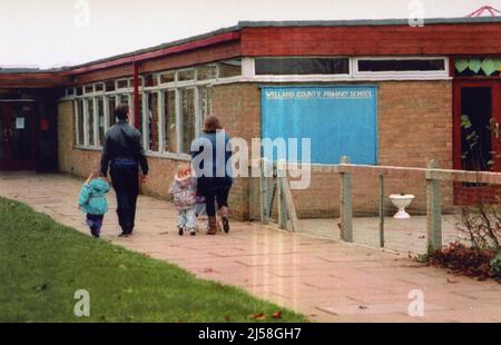 Aktenfoto vom 30/11/94 von Eltern, die ihre Kinder zur Welland County Primary School, Peterborough, eskortierten, wo der sechsjährige Rikki Neave ein Schüler war. James Watson wurde im Old Bailey, London, durch Mehrheitsurteil für schuldig befunden, weil er den sechsjährigen Rikki ermordet hatte, der vor 25 Jahren erwürgt im Wald aufgefunden wurde, als der Angeklagte ein Junge von 13 Jahren war. Ausgabedatum: Donnerstag, 21. April 2022. Stockfoto