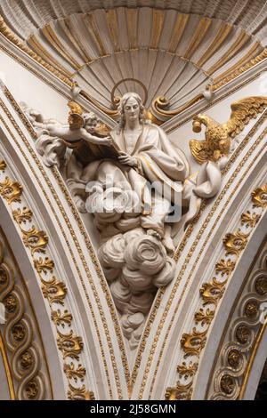 VALENCIA, SPANIEN - 14. FEBRUAR 2022: Die Statue des heiligen Johannes des Evangelisten aus der Kuppel der Kathedrale von Josep Pujol aus dem 18. Jh. Stockfoto