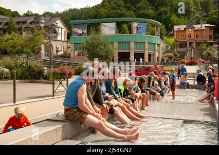 Touristen entspannen sich im warmen Thermalwasser von AX-les-Thermes, Frankreich Stockfoto