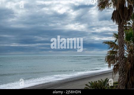 Blick auf Strand und Küste in Torrox Costa, Costa del Sol, kleine touristische Stadt zwischen Malaga und Nerja, Andalusien, Spanien. Überwinterer in Spanien. Stockfoto