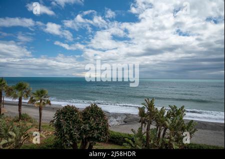 Blick auf Strand und Küste in Torrox Costa, Costa del Sol, kleine touristische Stadt zwischen Malaga und Nerja, Andalusien, Spanien. Überwinterer in Spanien. Stockfoto