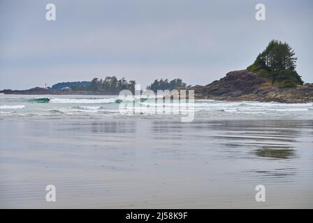 Cox Bay Vancouver Island Surf. Surfen Sie am Cox Beach, Vancouver Island in der Nähe von Tofino. Stockfoto