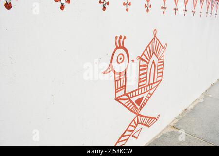 Rote oder Maroon Line Kunst TraditionellTribal Malerei Zeichnung auf weißer Wand. Vogelschlammarbeiten im Dorfhaus der Gujarat Hütte. Stockfoto