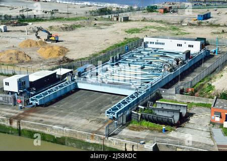 Luftaufnahme der Flutschutzbarriere der Themse an den Londoner Royal Docks Stockfoto