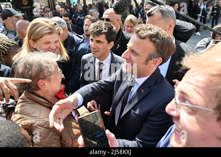 Präsidentschaftskandidat und französischer Präsident Emmanuel Macron, der am 21. April 2022 in Saint-Denis, außerhalb von Paris, Frankreich, einen Wahlkampf führt. In einer Stichwahl zwischen dem zentristischen Amtsinhaber Emmanuel Macron und der nationalistischen Rivalin Marine Le Pen stehen die französischen Wähler am Sonntag an den Umfragen. Foto von Jacques Witt/Pool/ABACAPRESS.COM Stockfoto