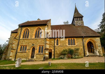 Holmbury St Mary in der Nähe von Dorking, Surrey, Großbritannien: St. Mary the Virgin Parish Church im hübschen Dorf Holmbury St Mary. Blick von vorne. Stockfoto