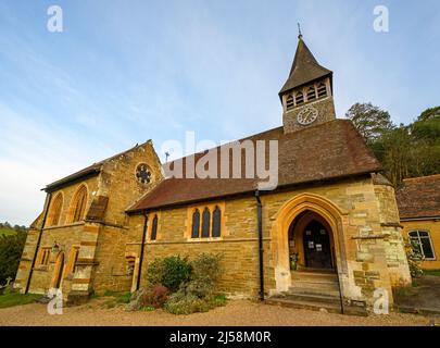 Holmbury St Mary in der Nähe von Dorking, Surrey, Großbritannien: St. Mary the Virgin Parish Church im hübschen Dorf Holmbury St Mary. Blick von der Seite. Stockfoto