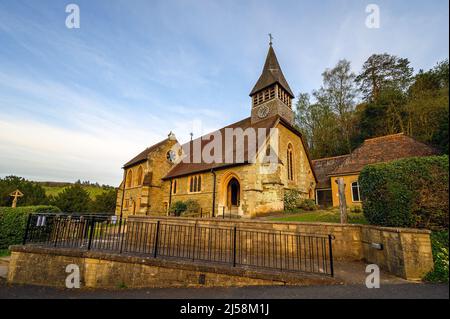 Holmbury St Mary in der Nähe von Dorking, Surrey, Großbritannien: St. Mary the Virgin Parish Church im hübschen Dorf Holmbury St Mary. Blick von der Straße. Stockfoto