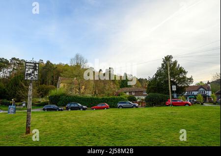 Holmbury St Mary in der Nähe von Dorking, Surrey, Großbritannien: Das Dorfgrün von Holmbury St Mary mit dem Dorfschild, Saint Mary The Virgin Church und Royal Oak Pub Stockfoto