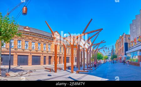 DNIPRO, UKRAINE - 24. AUGUST 2021: Korolenko-Straßenpanorama mit moderner Installation, am 24. August in Dnipro Stockfoto