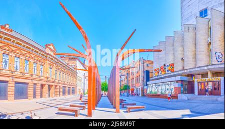 DNIPRO, UKRAINE - 24. AUGUST 2021: Moderne Installation in der Korolenko-Straße, am 24. August in Dnipro Stockfoto