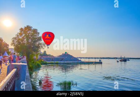 DNIPRO, UKRAINE - 24. AUGUST 2021: Abendlicher Spaziergang am Ufer des Flusses Dnjepr, am 24. August in Dnipro Stockfoto