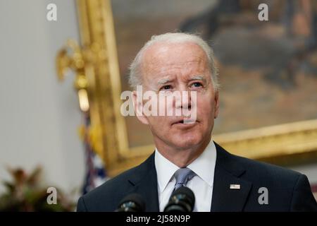 Washington, Usa. 21. April 2022. Präsident Joe Biden hält am Donnerstag, den 21. April 2022, im Roosevelt Room im Weißen Haus in Washington, DC, Bemerkungen zur Ukraine. Foto von Yuri Gripas/UPI Credit: UPI/Alamy Live News Stockfoto