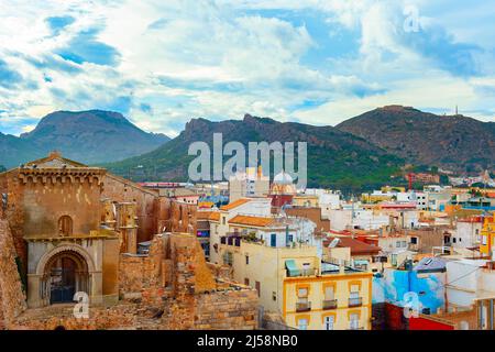 Stadtbild mit Bergen und bunten Häusern im Hintergrund, Cartagena, Spanien Stockfoto