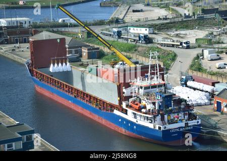 Luftaufnahme des Frachtschiffes CELTIC MARINER neben der KGV-Schleuse in den Londoner Royal Docks, die bereit sind, eine Ladung Zementpulver aus Portugal zu entladen Stockfoto