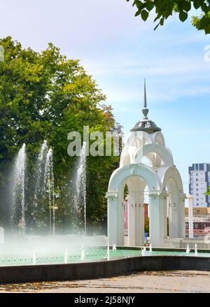 Spiegelstrom (Glasstrom) - das erste Symbol der Stadt Charkiw, ein Brunnen im Herzen der Stadt Stockfoto