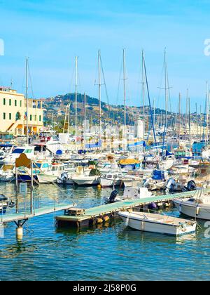 Motorbats und Yachten in Marina der Küstenstadt, Sonnentag, Italien festgemacht Stockfoto