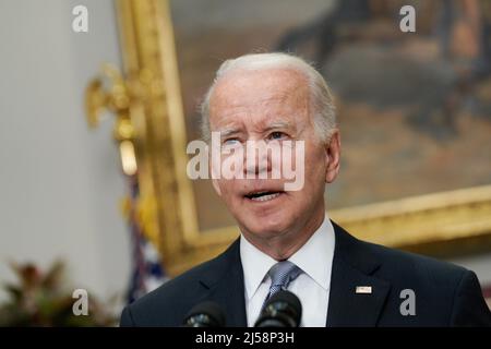 Washington, Usa. 21. April 2022. US-Präsident Joe Biden hält am 21. April 2022 im Roosevelt-Raum im Weißen Haus in Washington, USA, Bemerkungen zur Ukraine. Foto von Yuri Gripas/Pool/Sipa USA Quelle: SIPA USA/Alamy Live News Stockfoto