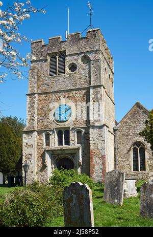 Der mittelalterliche Kirchturm von St. Peter und St. Paul in Appledore, Kent, Südostengland Stockfoto