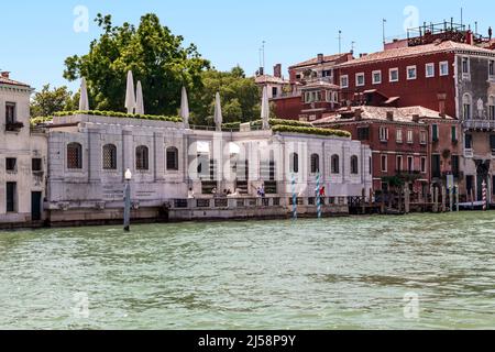 VENEDIG, ITALIEN - 18. MAI 2018: Dies ist die Peggy Guggenheim Collection, ein kleines Museum für zeitgenössische Kunst in einem alten Palast am Canale Grande. Stockfoto