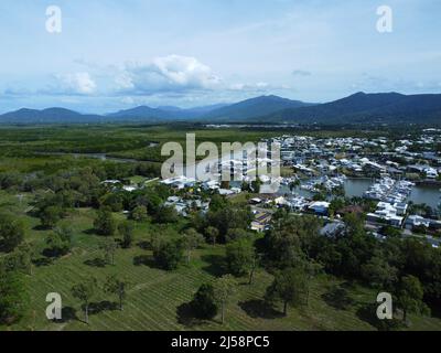 Luftaufnahme des trinity Hafens mit Häusern und Bergen und Mangroven Stockfoto