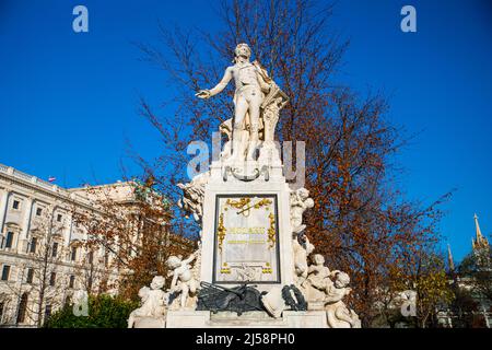 Marmorstatue, die dem berühmten Komponisten und Musiker Wolfgang Amadeus Mozart an einem sonnigen Tag im Burggarten in Wien gewidmet ist Stockfoto