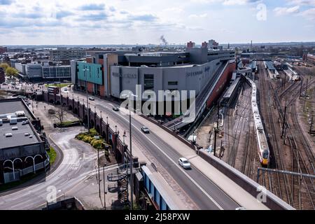 DONCASTER, GROSSBRITANNIEN - 15. APRIL 2022. Eine Luftaufnahme des Doncaster Frenchgate Shopping Centers mit Straßen- und Bahnzugang für Einkäufer Stockfoto