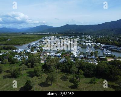 Luftaufnahme des trinity Hafens mit Häusern und Bergen Stockfoto