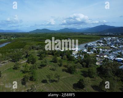 Luftaufnahme des trinity Hafens mit Häusern, Bergen und Mangroven Stockfoto