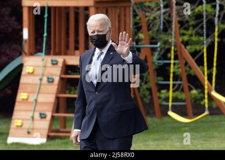 Washington, Usa. 21. April 2022. Präsident Joe Biden winkt vor seiner Abreise nach Portland, Oregon, am Donnerstag, den 21. April 2022, auf dem South Lawn des Weißen Hauses in Washington, DC vor den Medien. Foto von Yuri Gripas/UPI Credit: UPI/Alamy Live News Stockfoto