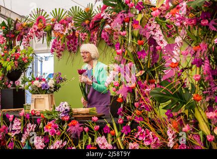 Harrogate, 21.. April 2022. FloristGill Hodgson zeigt auf der Spring Flower Show, wie man einen Strauß macht. Bildquelle: ernesto rogata/Alamy Live News Stockfoto