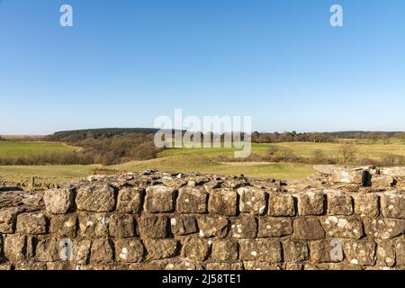 Die Hadrianmauer, auch als römische Mauer bekannt, ist eine ehemalige Verteidigungsfestung der römischen Provinz Britannien, die 122 n. Chr. unter der Herrschaft von begann Stockfoto